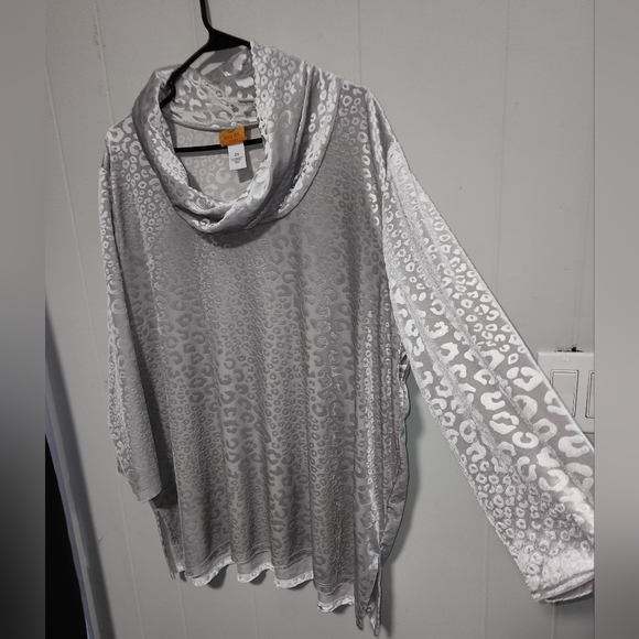 Ruby Ted NWOT Gorgeous Silver Velvet Cheeta Pattern Turtle Neck - Picture 5 of 16